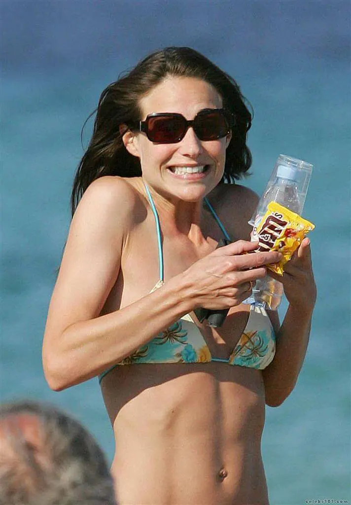 Claire-Forlani-Bikini-Pics