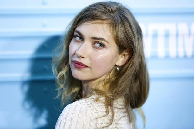 imogen-poots-sexy-and-hot-bikini-pictures