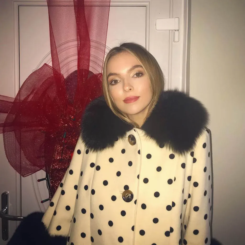 Jodie-Comer-Looks