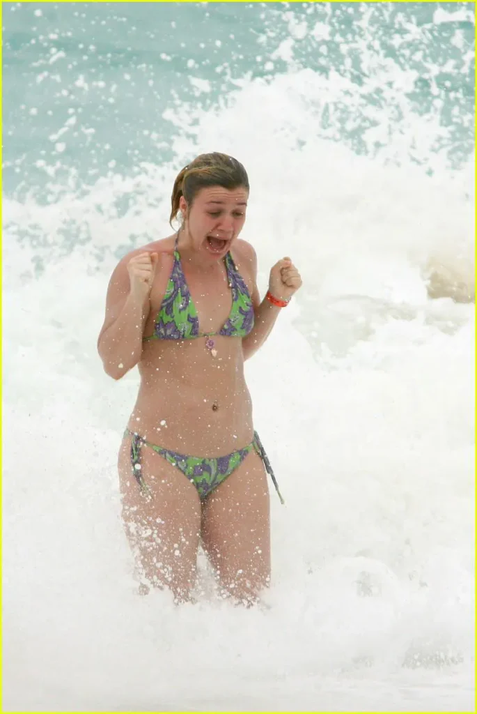 Kelly-Clarkson-Swimsuit-Pics