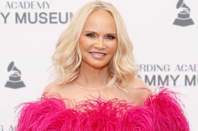 kristin-chenoweth-hot-and-sexy-bikini-pictures