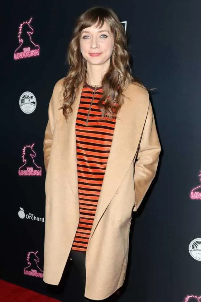 Looks-of-Lauren-Lapkus