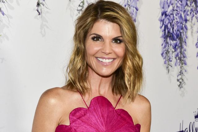 lori-loughlin-hot-and-sexy-bikini-pictures