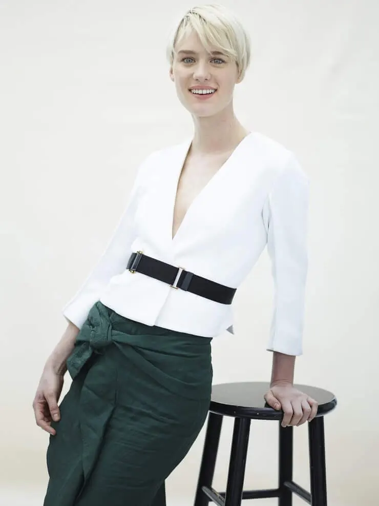 Mackenzie-Davis-Hot-Looks