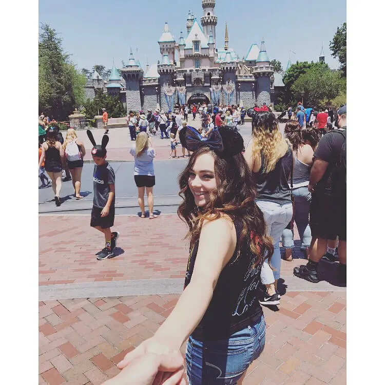 Mary-Mouser-Sexy-Photos