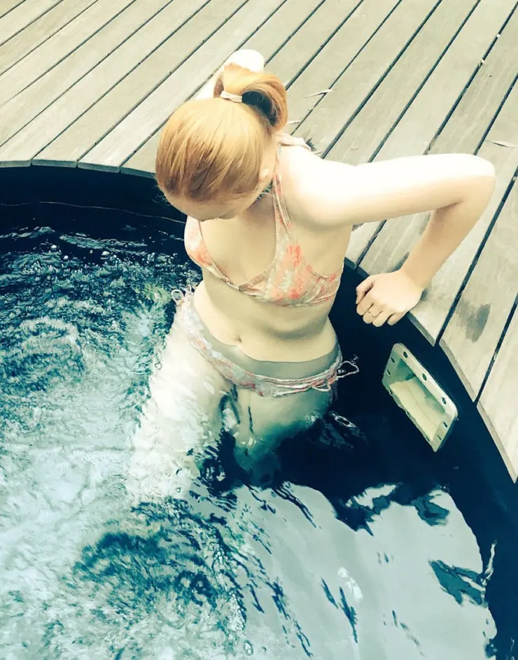 Molly-Quinn-Bathing-Suit-Looks