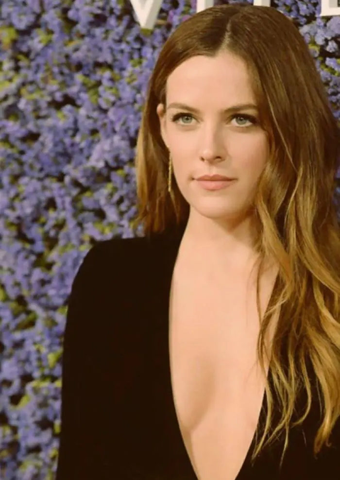 Sexy-Images-of-Riley-Keough